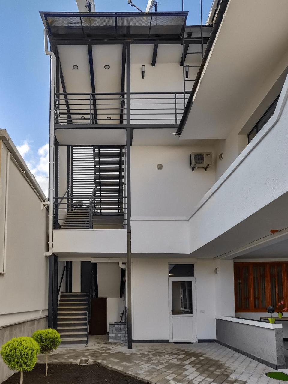 Westay Hotel Тбилиси Екстериор снимка