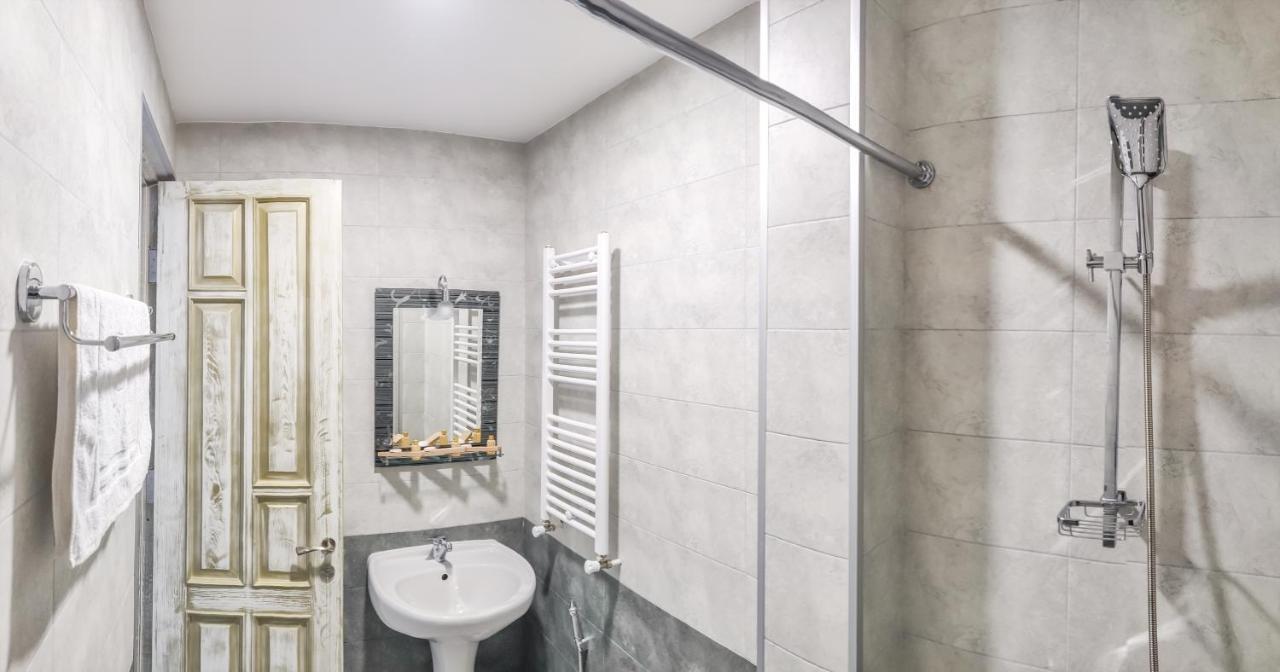 Westay Hotel Тбилиси Екстериор снимка