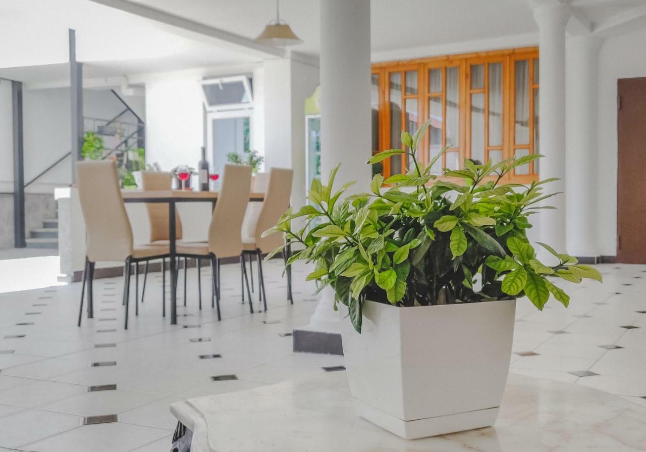 Westay Hotel Тбилиси Екстериор снимка